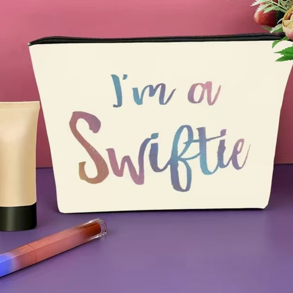 I'm a swift make-up bag - Picture 7 of 7